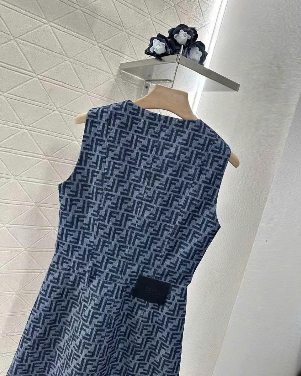 Đầm xanh sát nách nữ Fendi 4