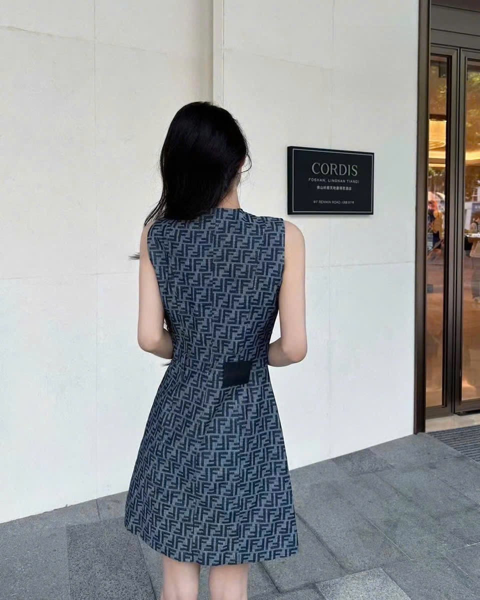 Đầm xanh sát nách nữ Fendi 13