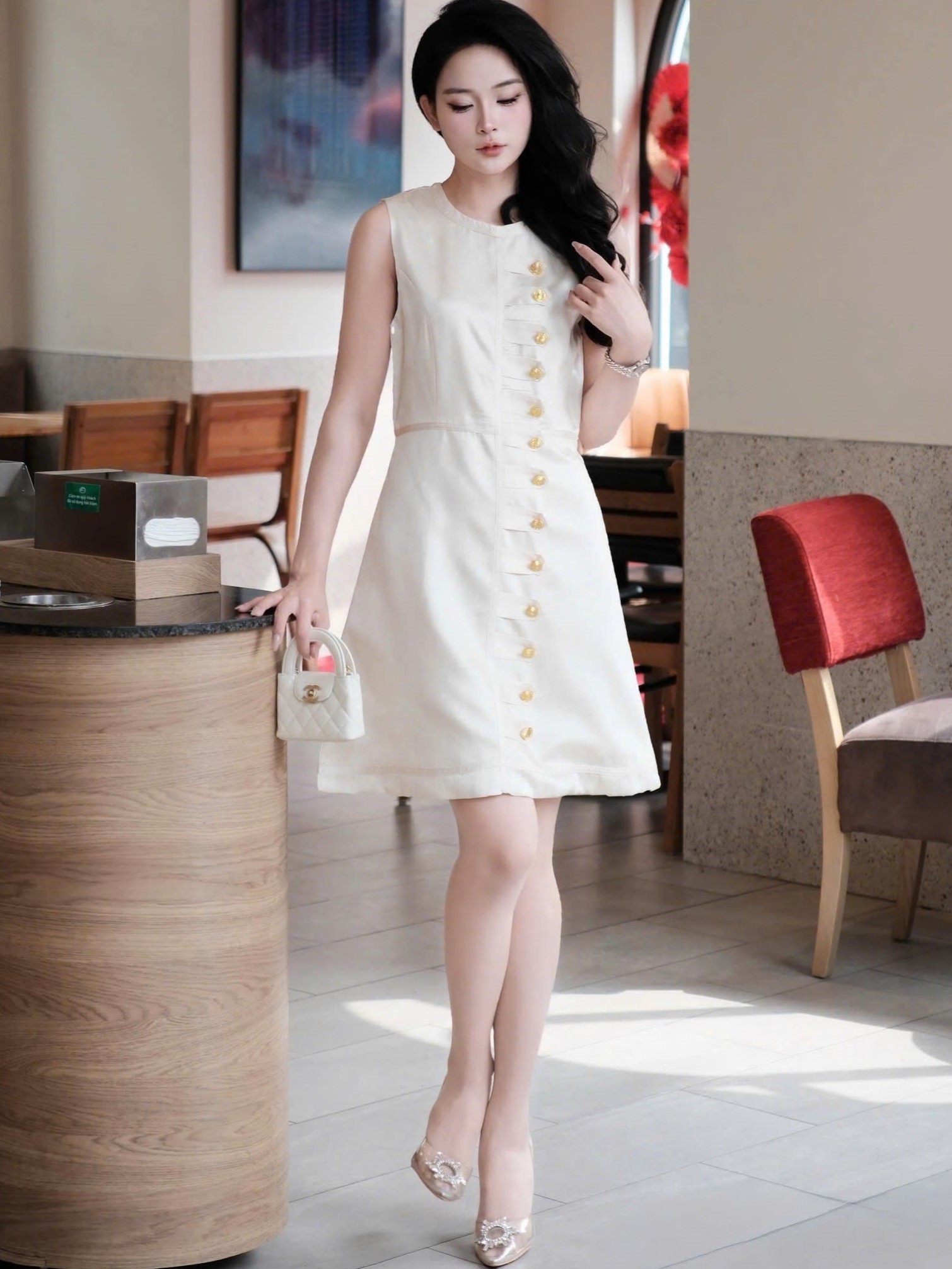 Áo đầm sát nách cổ tròn đính nút vàng LV 11