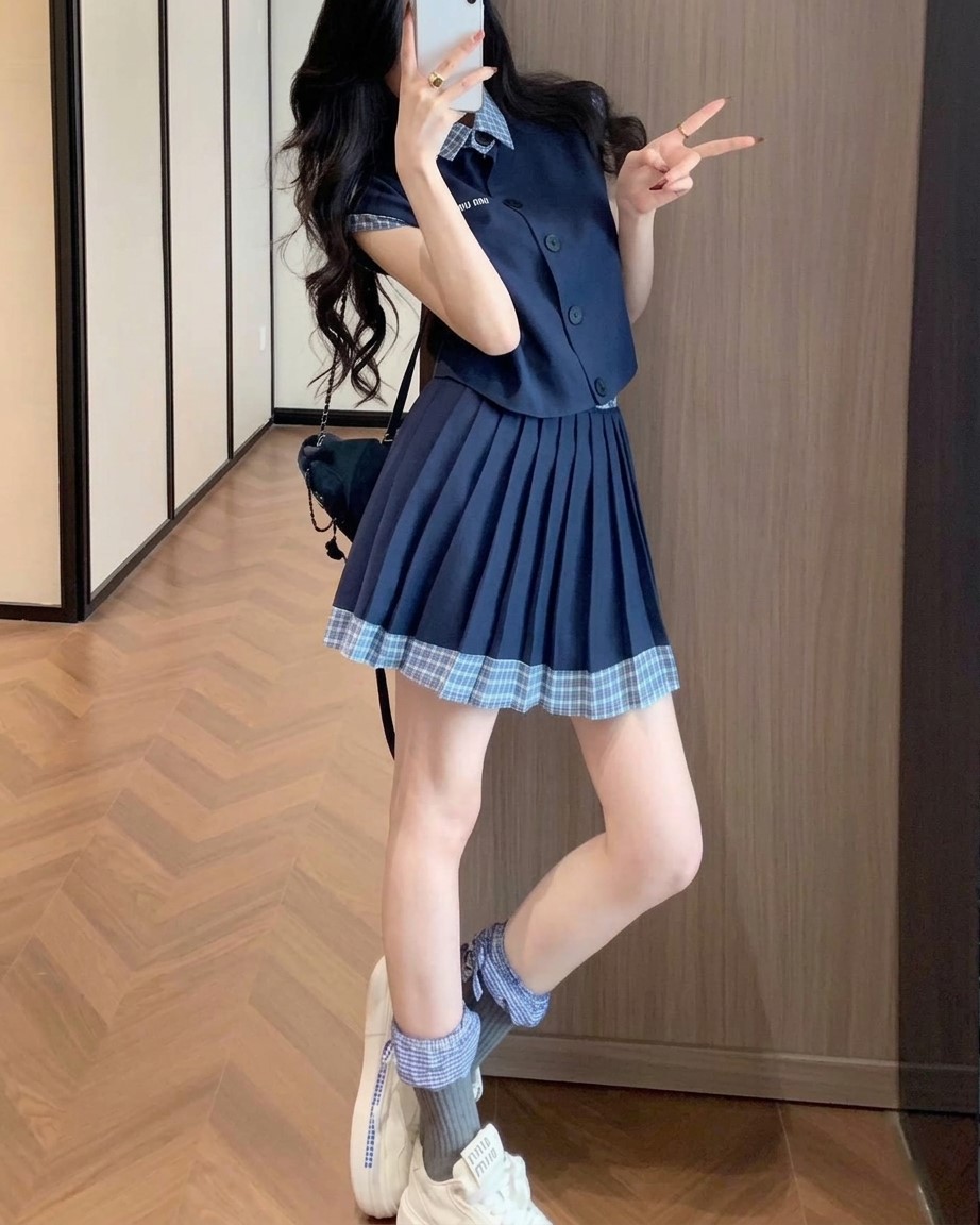 Combo áo sát nách ngắn váy xếp ly xanh dương vàng Miu Miu 6