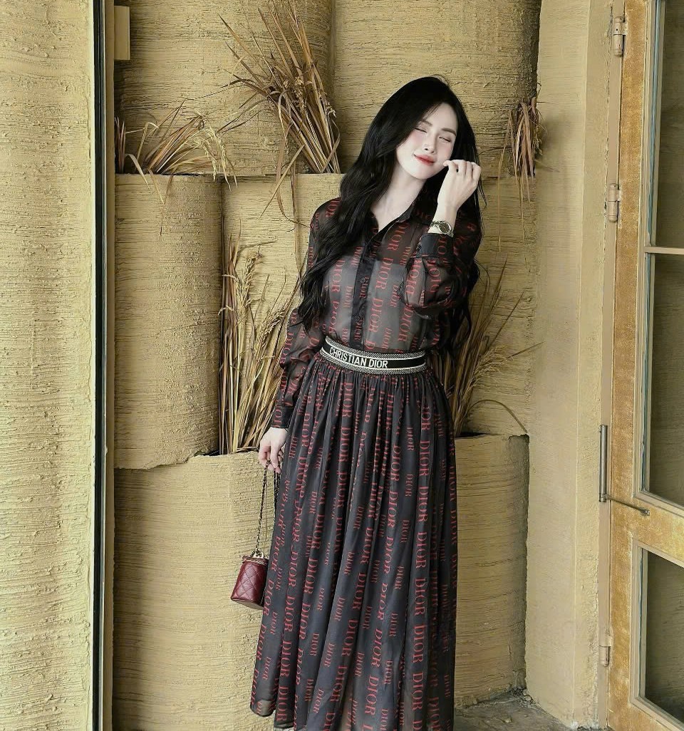 Combo áo sơ mi váy dáng dài lưng thun Dior 4