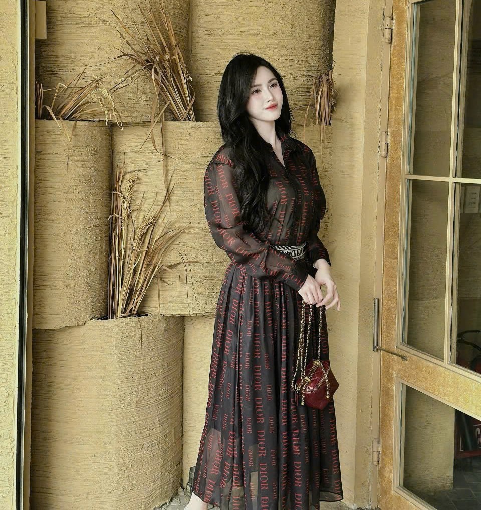 Combo áo sơ mi váy dáng dài lưng thun Dior 5