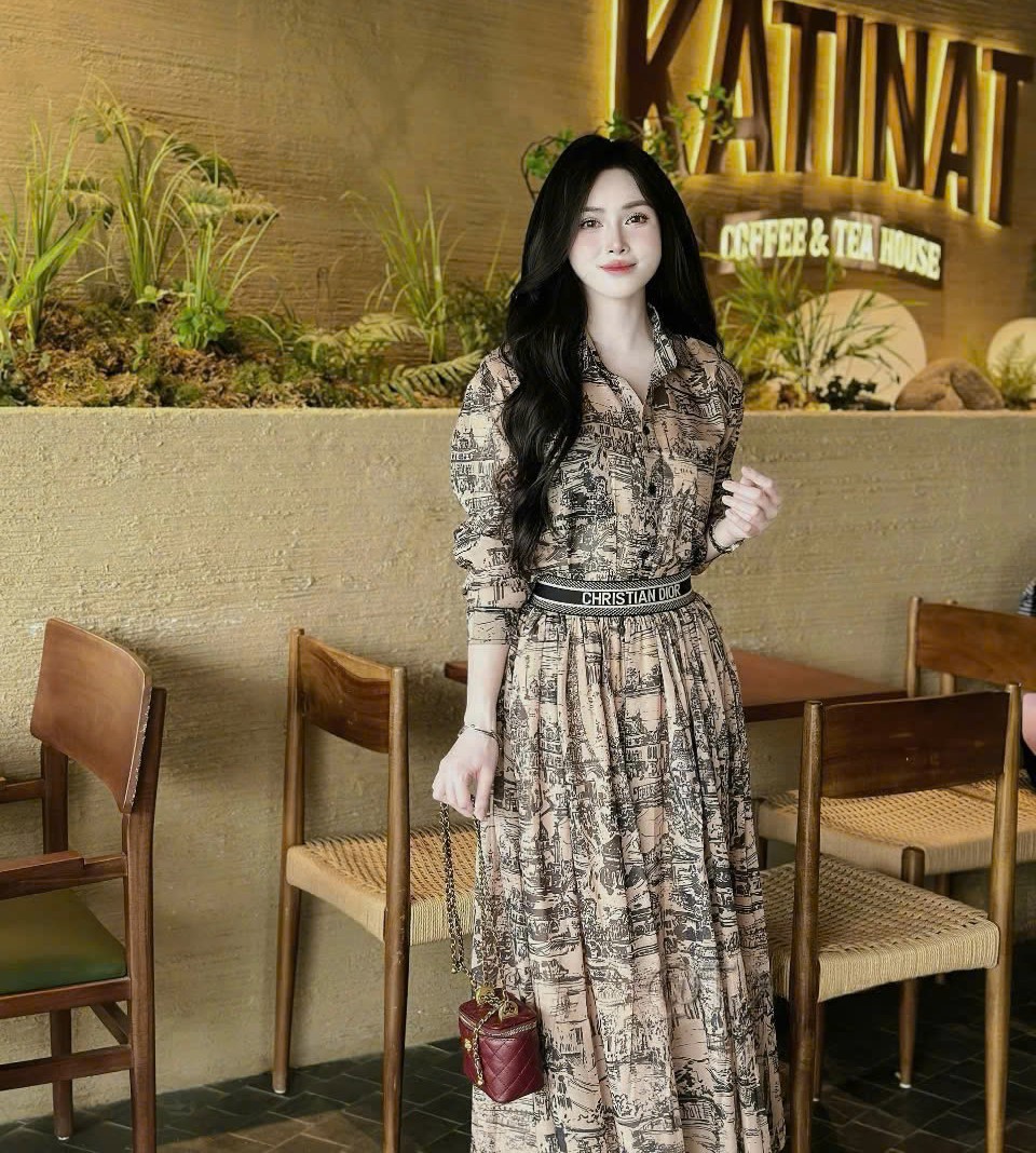 Combo áo sơ mi váy dáng dài lưng thun màu kem Dior 4