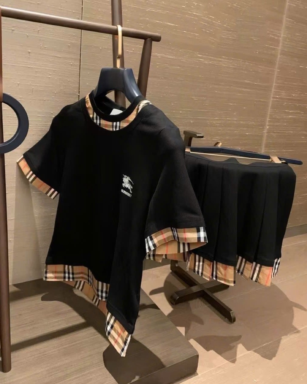 Combo áo thun cổ tròn chân váy xếp ly xòe Burberry 1