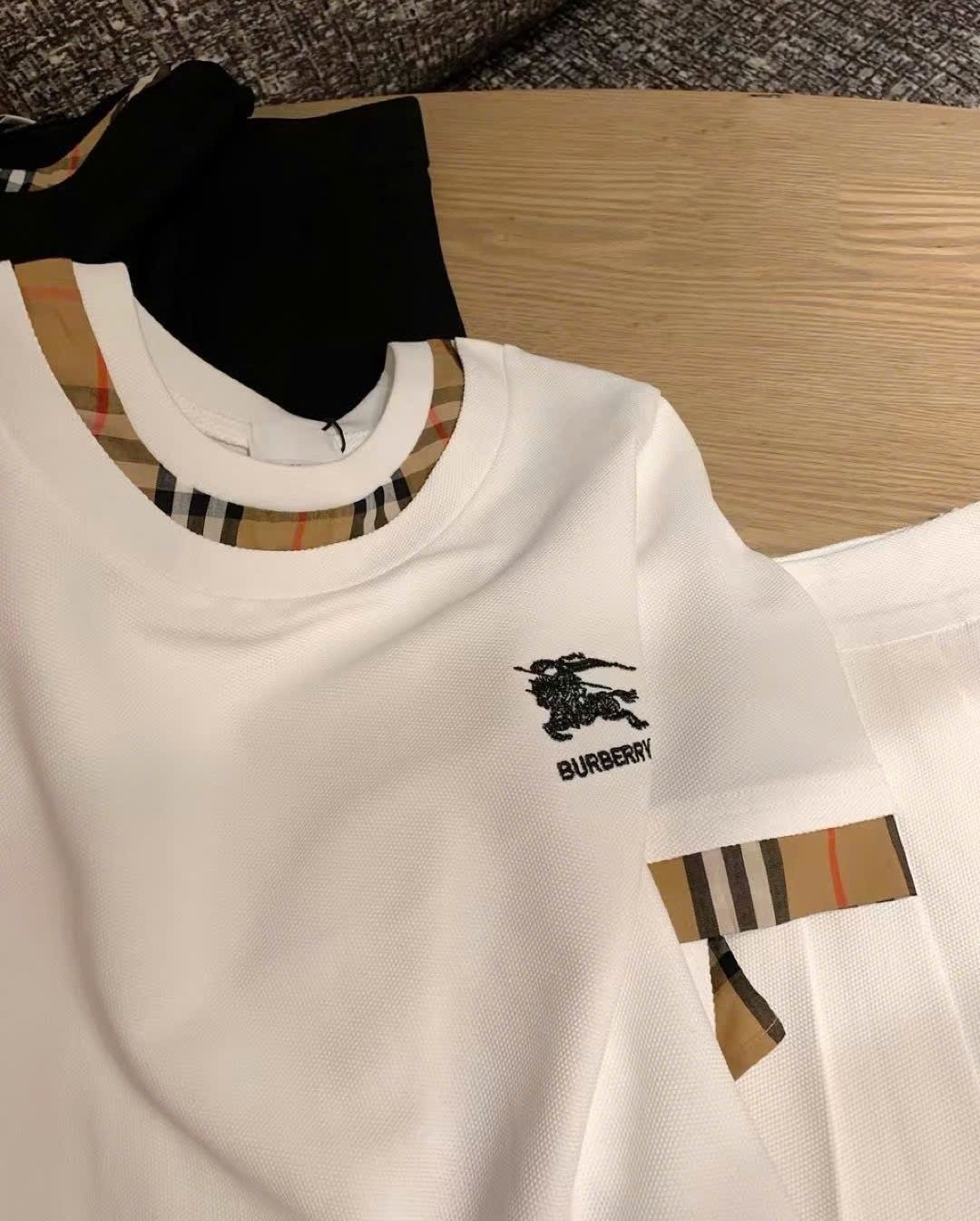 Combo áo thun cổ tròn chân váy xếp ly xòe Burberry 2