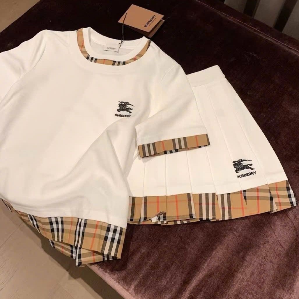 Combo áo thun cổ tròn chân váy xếp ly xòe Burberry 3