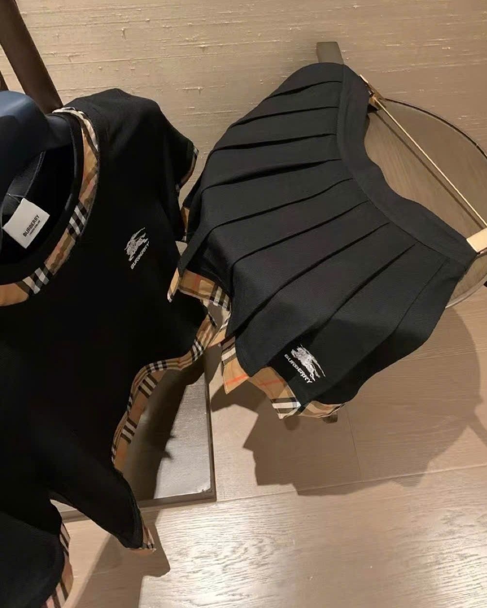 Combo áo thun cổ tròn chân váy xếp ly xòe Burberry 6