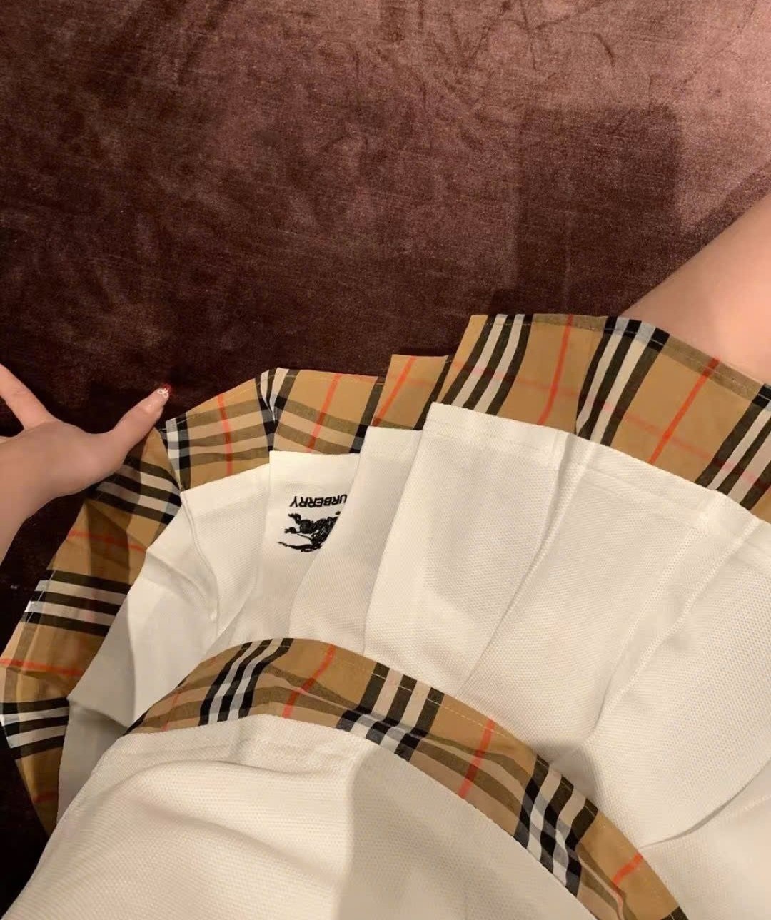 Combo áo thun cổ tròn chân váy xếp ly xòe Burberry 7