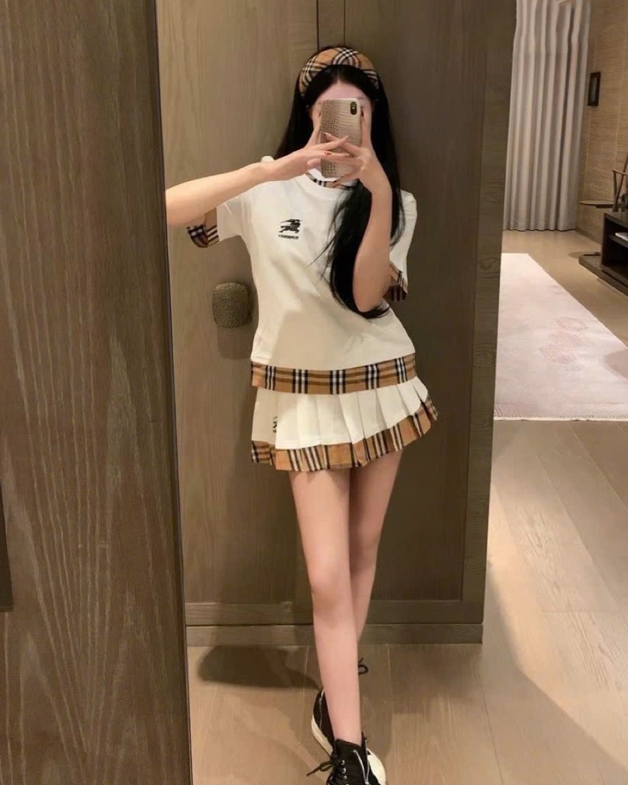 Combo áo thun cổ tròn chân váy xếp ly xòe Burberry 4