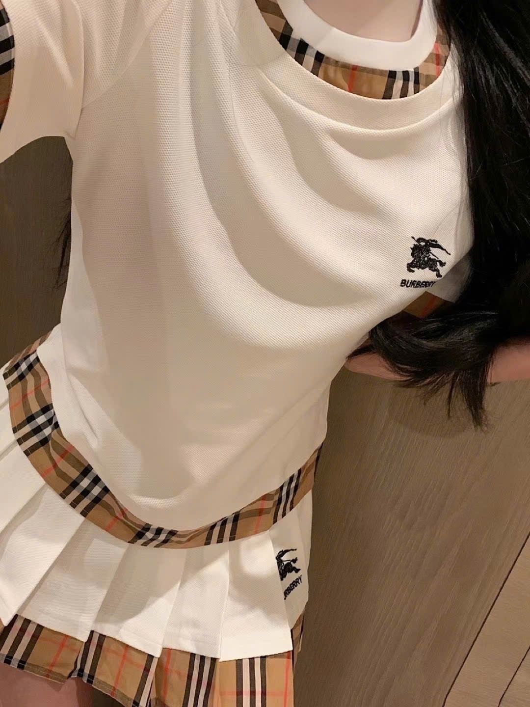 Combo áo thun cổ tròn chân váy xếp ly xòe Burberry 10