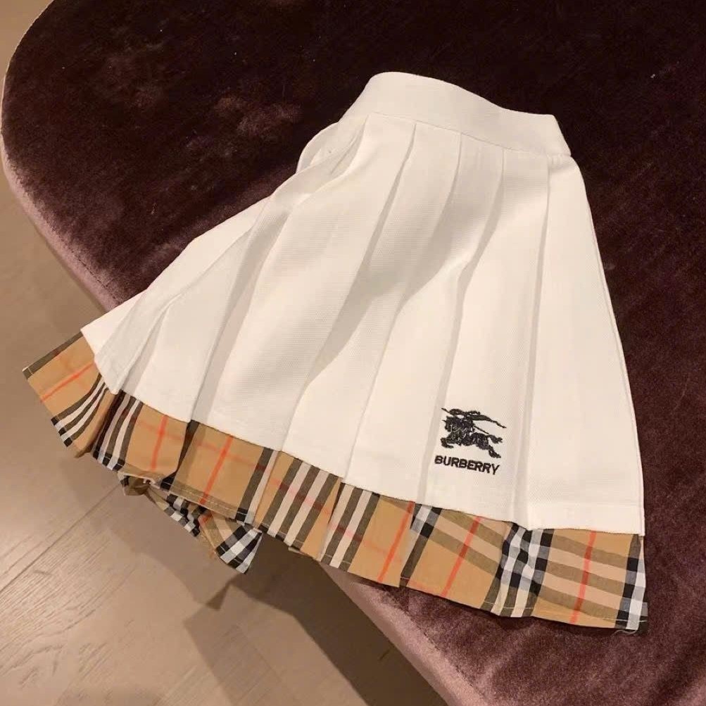 Combo áo thun cổ tròn chân váy xếp ly xòe Burberry 12