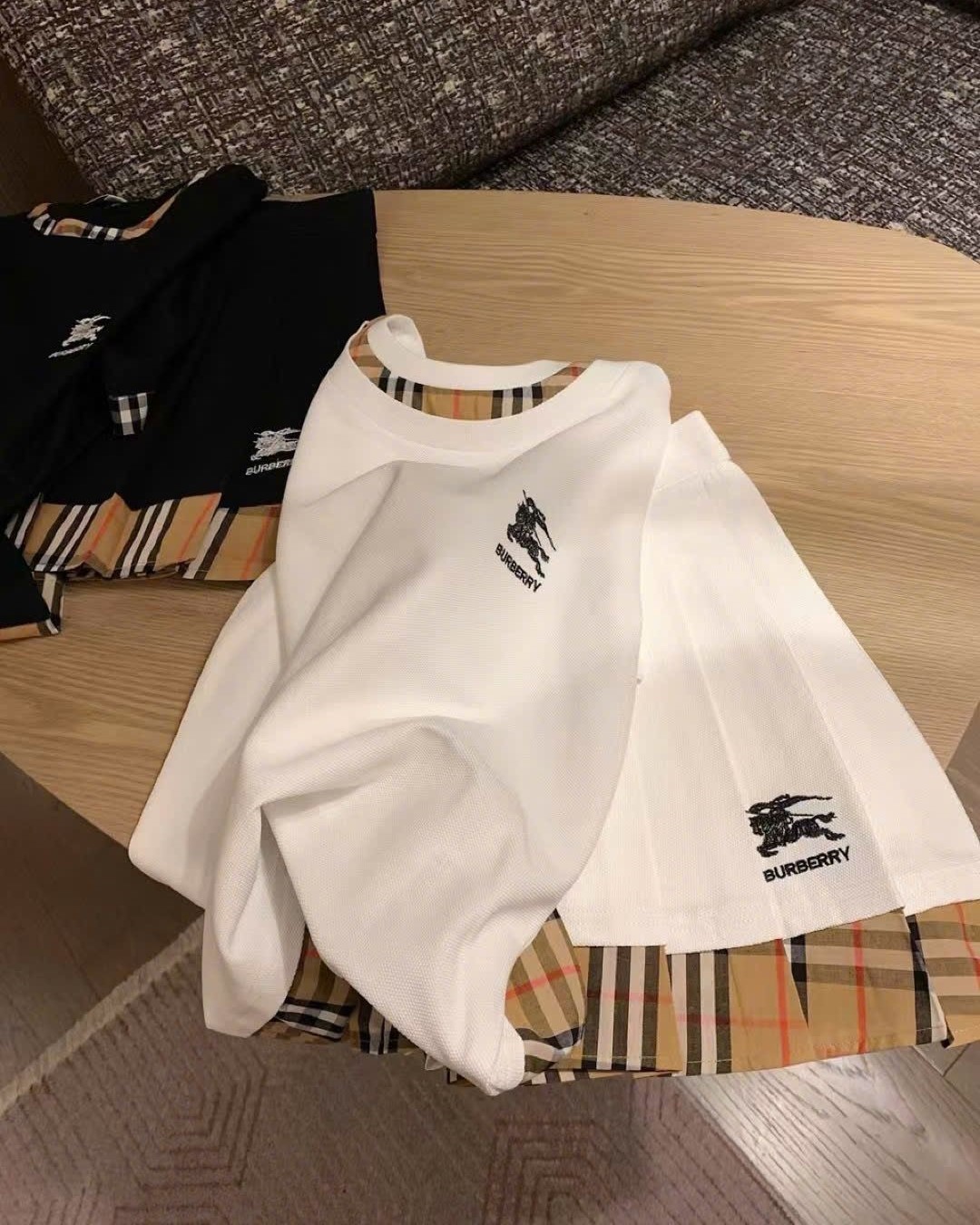 Combo áo thun cổ tròn chân váy xếp ly xòe Burberry 13