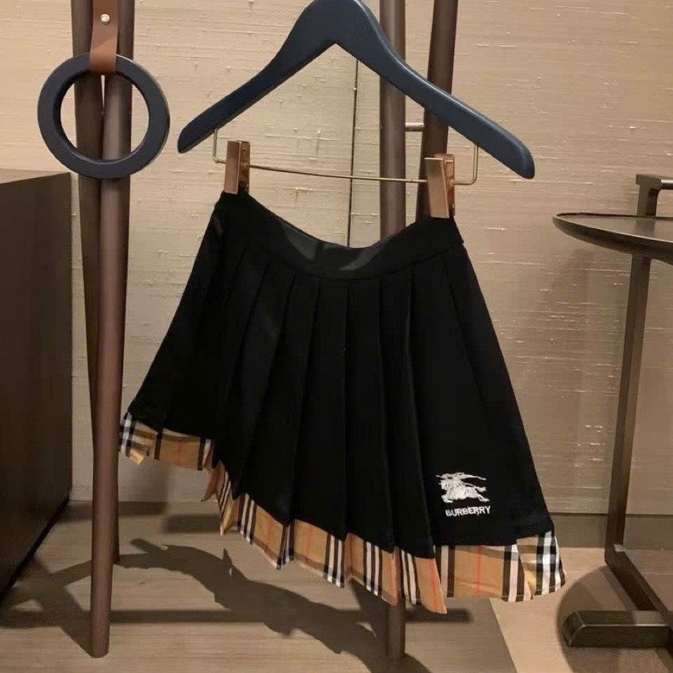 Combo áo thun cổ tròn chân váy xếp ly xòe Burberry 14