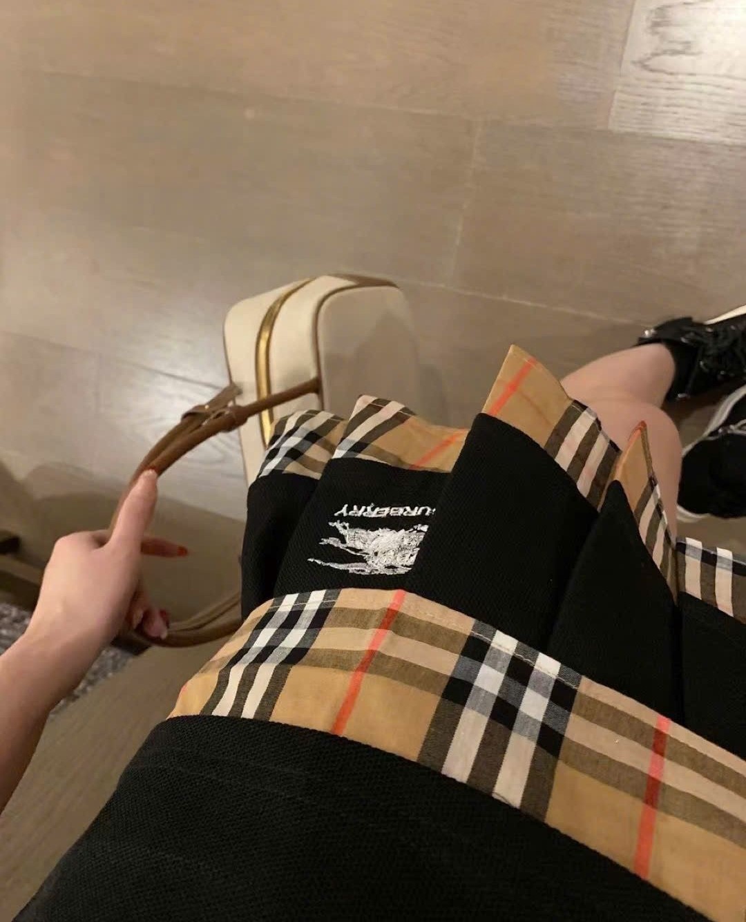 Combo áo thun cổ tròn chân váy xếp ly xòe Burberry 15