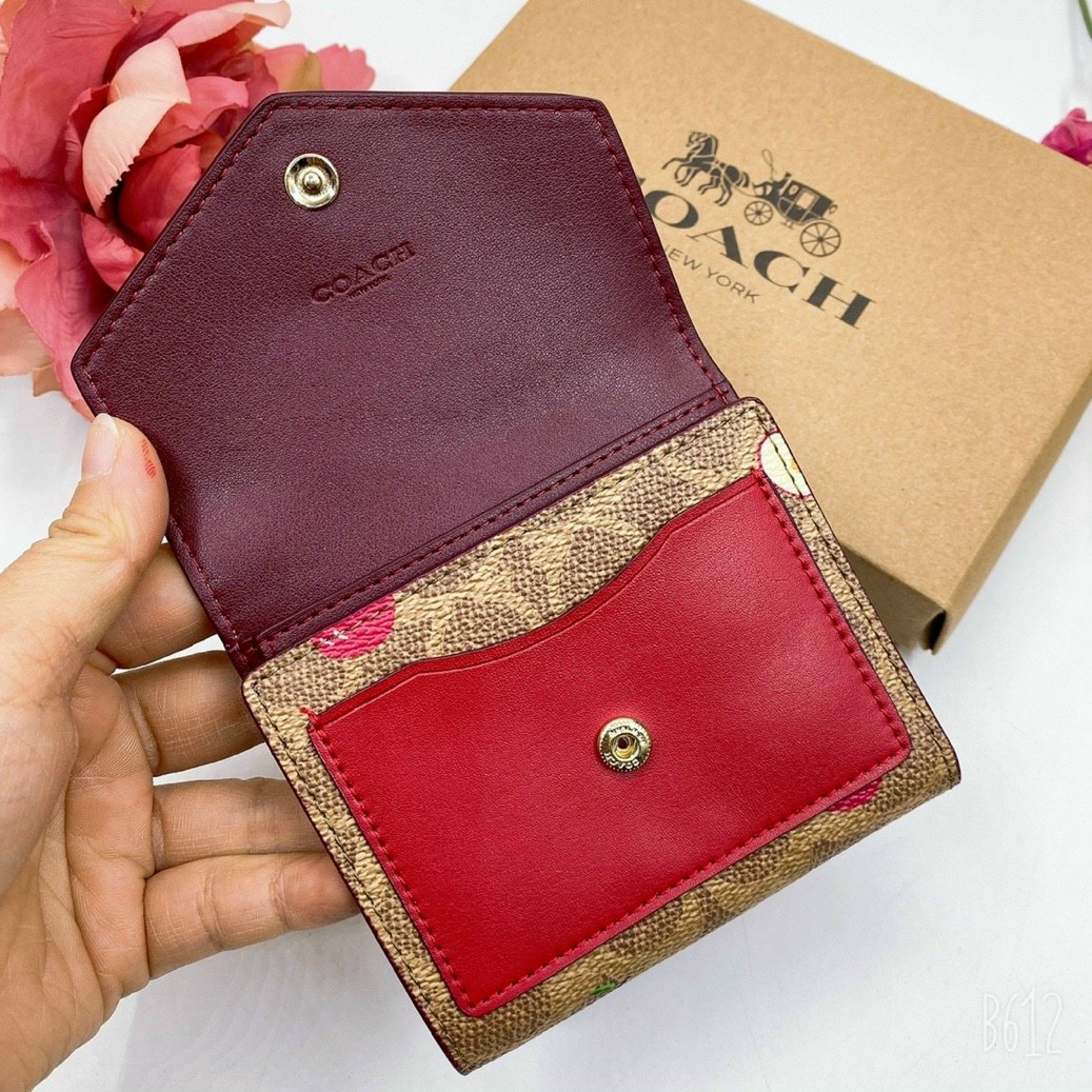 VÍ NGẮN NỮ COACH TRÁI TÁO NẤP BÌA THƯ SMALL WALLET IN SIGNATURE CANVAS WITH SCATTERED APPLE PRINT 4