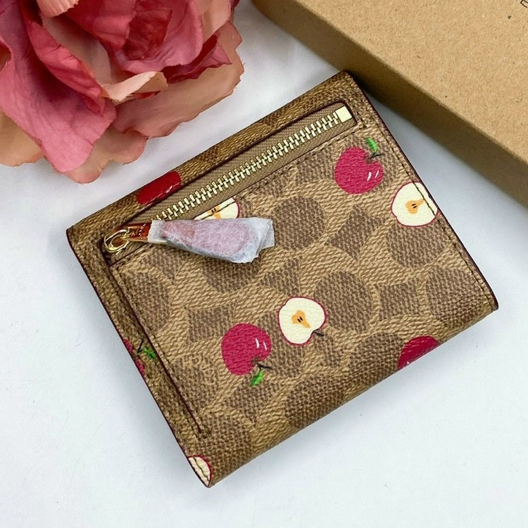 VÍ NGẮN NỮ COACH TRÁI TÁO NẤP BÌA THƯ SMALL WALLET IN SIGNATURE CANVAS WITH SCATTERED APPLE PRINT 5