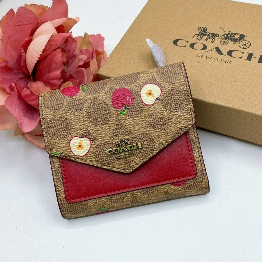 VÍ NGẮN NỮ COACH TRÁI TÁO NẤP BÌA THƯ SMALL WALLET IN SIGNATURE CANVAS WITH SCATTERED APPLE PRINT 2
