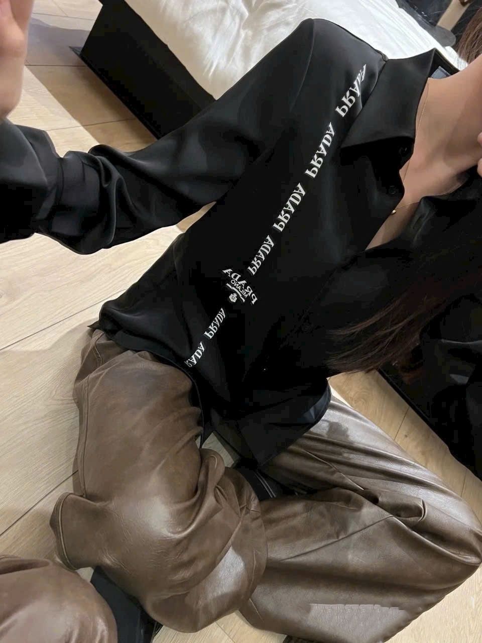 Áo sơ mi lụa tay dài nữ màu đen Prada 12
