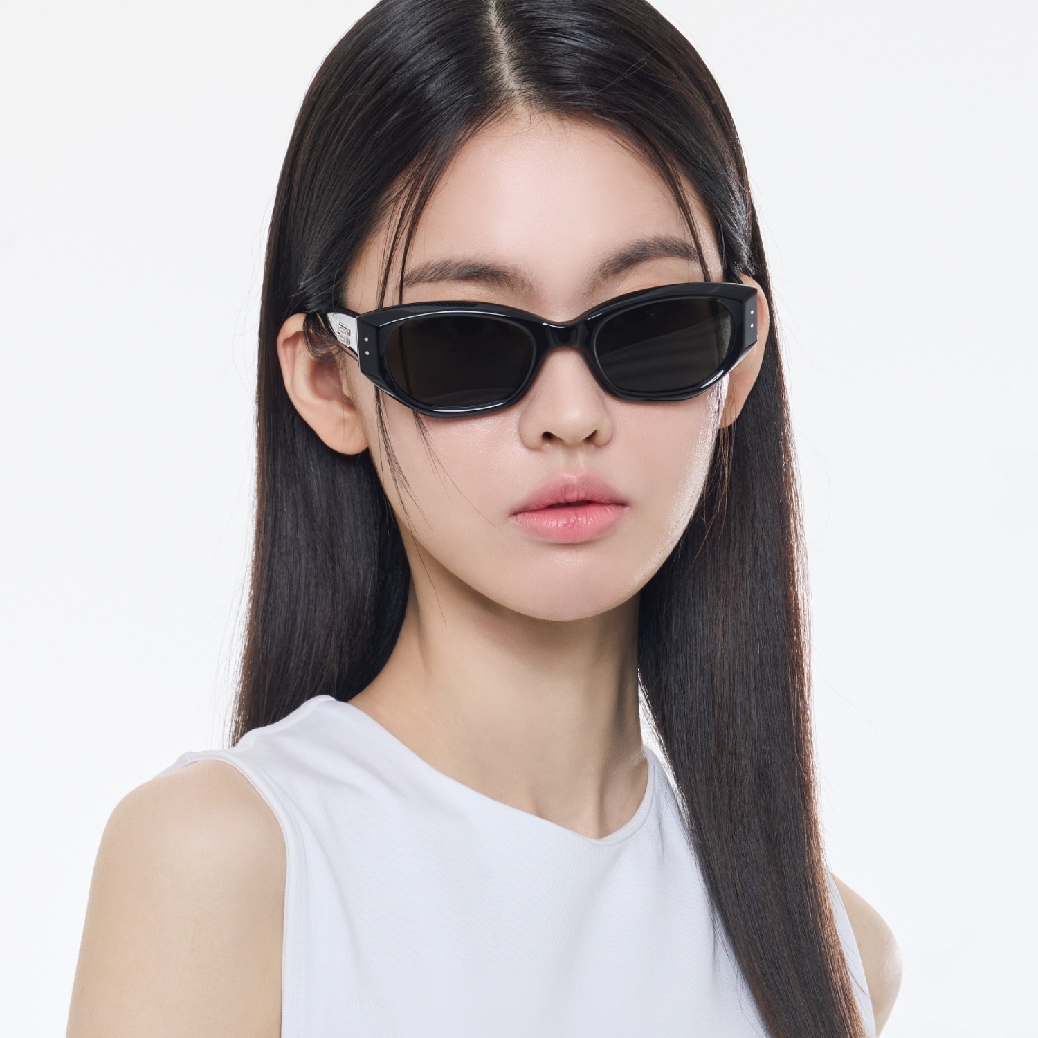 Kính mát Gentle Monster Benven 01 Black Acetate Frame 11