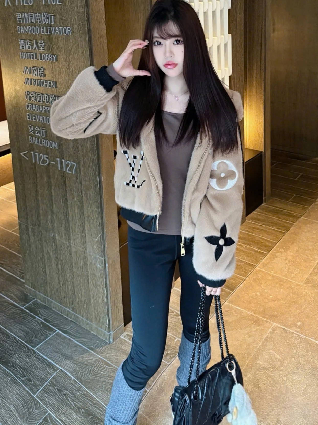 Áo khoác thời trang nâu LV có nón 5