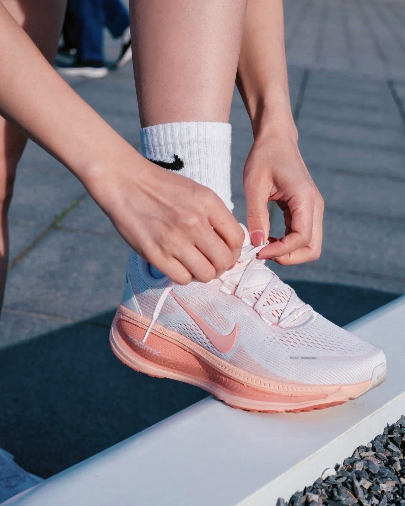 Giày thể thao Nike nữ Vomero 18 Running Shoes Light Soft Pink Madder Root HM6804-601 4