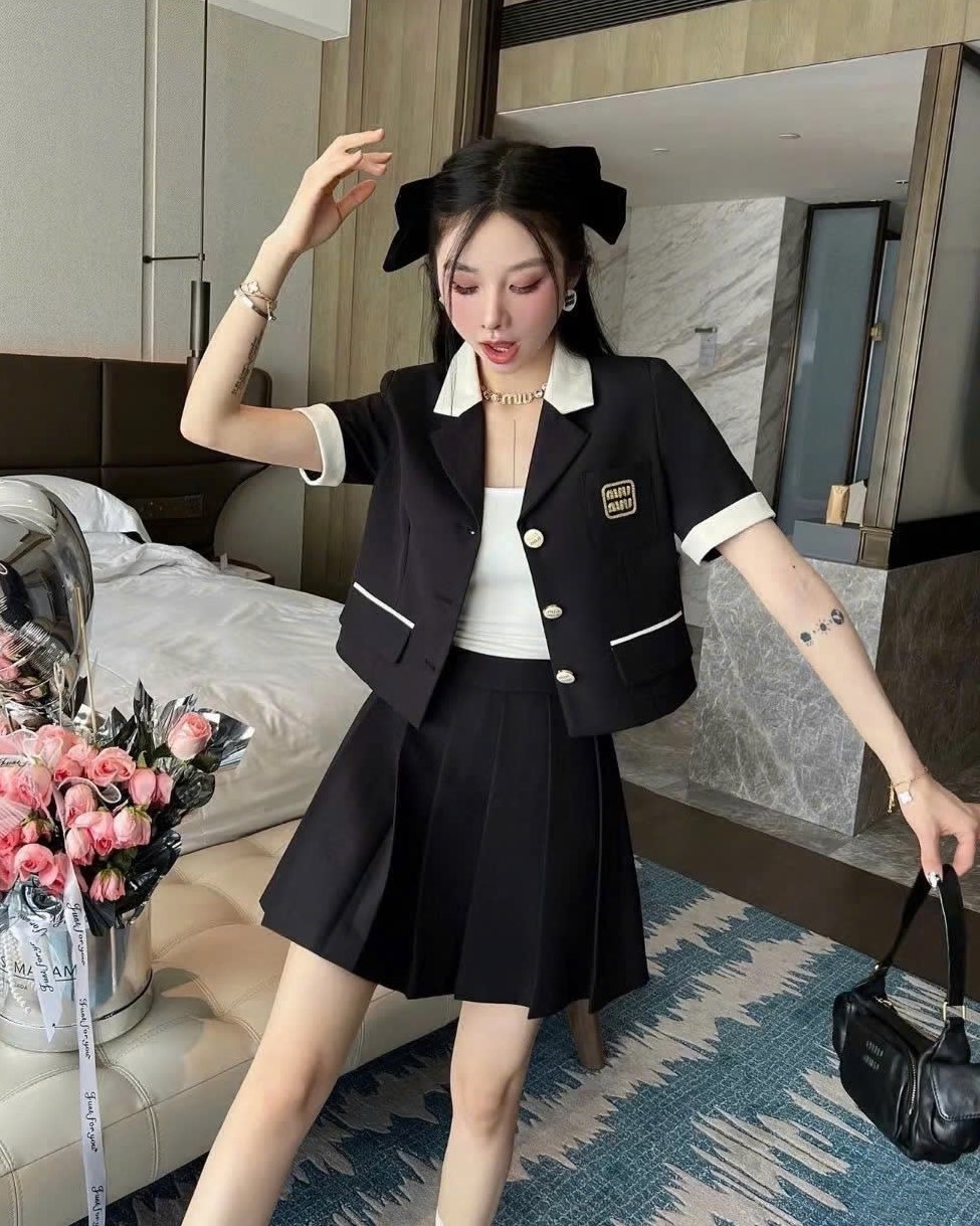 Combo áo váy màu đen xếp ly Miu Miu 1