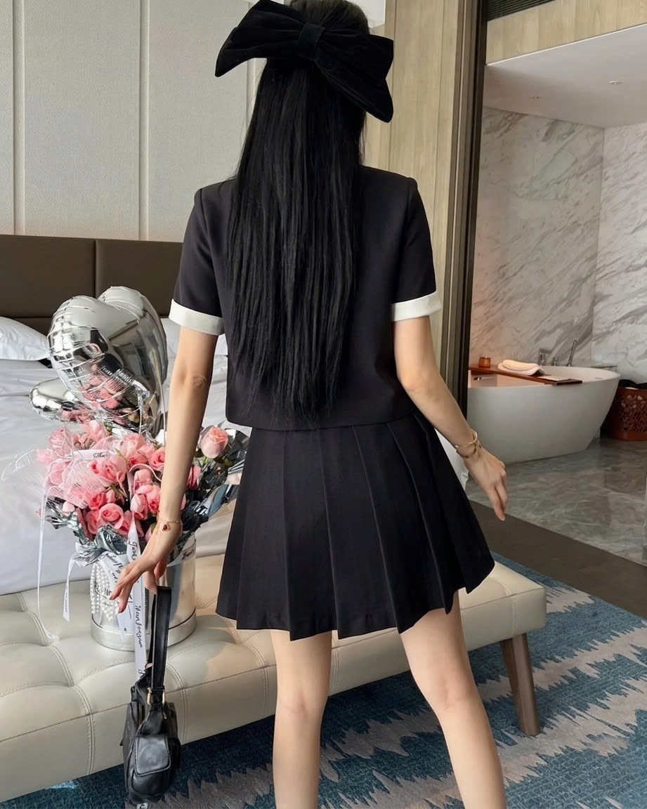 Combo áo váy màu đen xếp ly Miu Miu 3