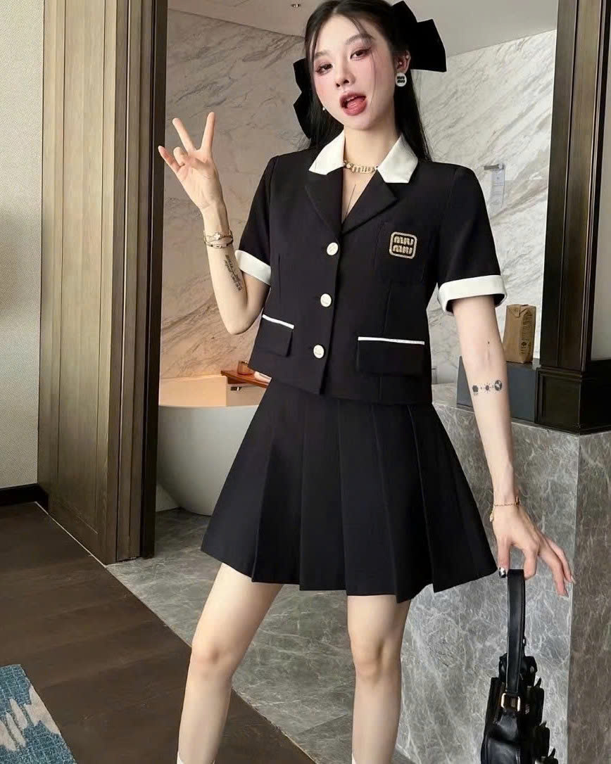 Combo áo váy màu đen xếp ly Miu Miu 4