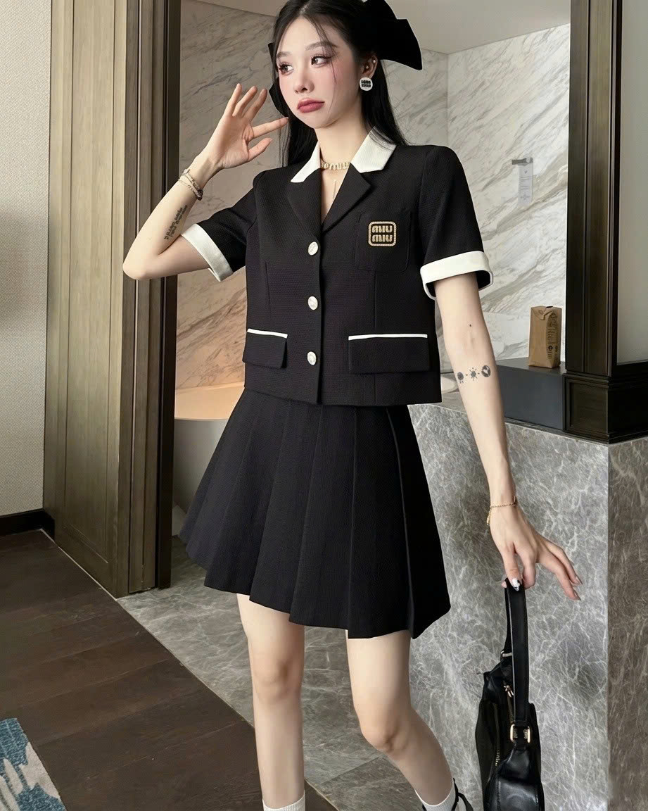 Combo áo váy màu đen xếp ly Miu Miu 5