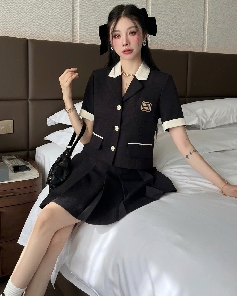 Combo áo váy màu đen xếp ly Miu Miu 7
