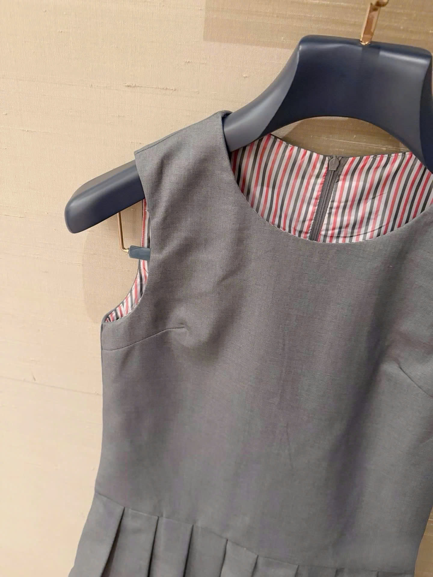 Áo đầm xám sát nách dáng xếp ly Thom Browne 2