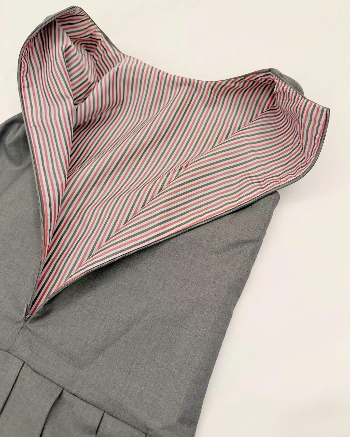 Áo đầm xám sát nách dáng xếp ly Thom Browne 3