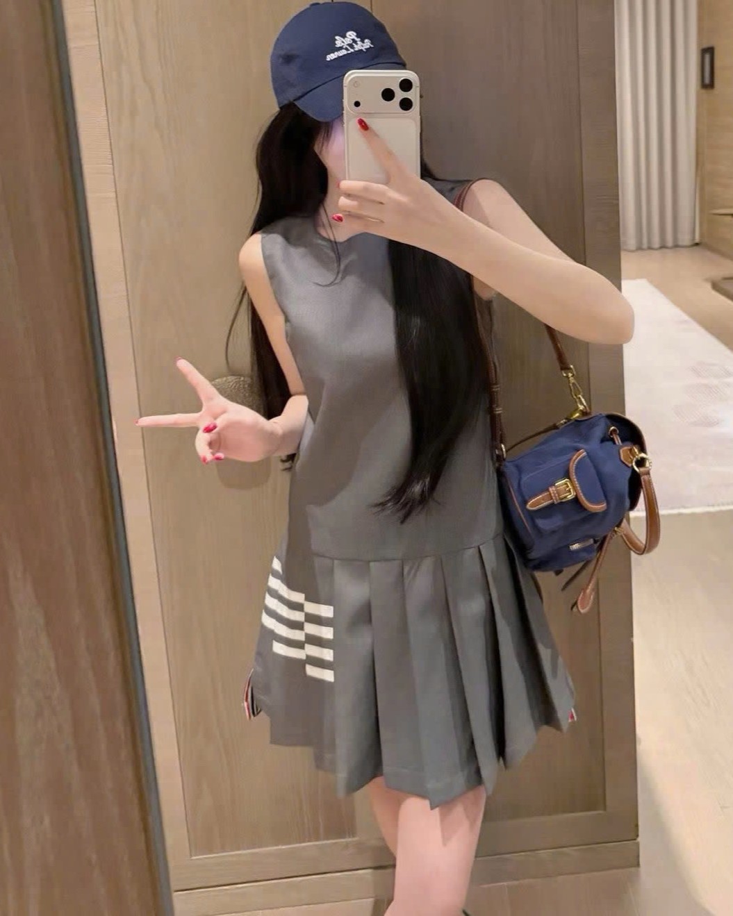 Áo đầm xám sát nách dáng xếp ly Thom Browne 5