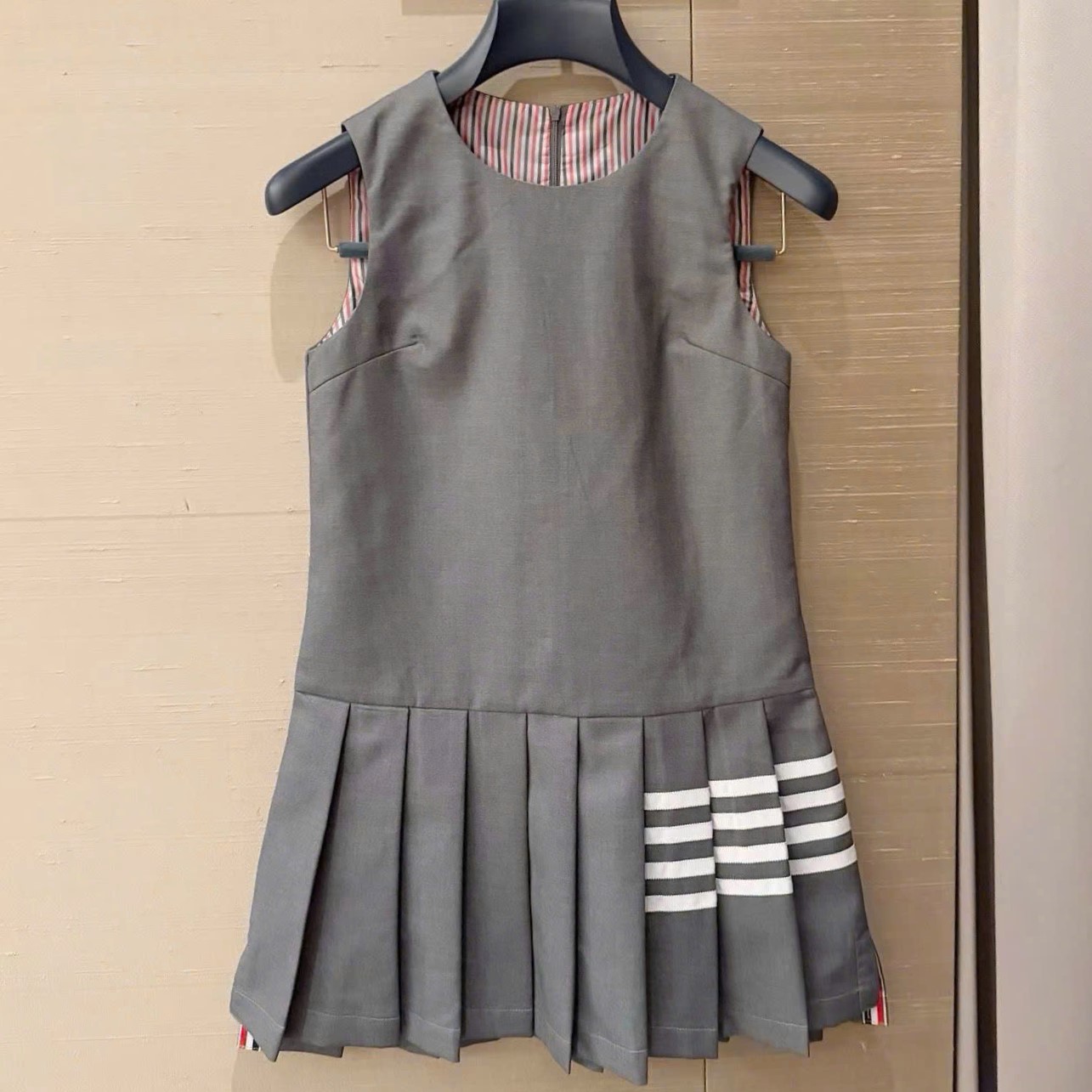 Áo đầm xám sát nách dáng xếp ly Thom Browne 6