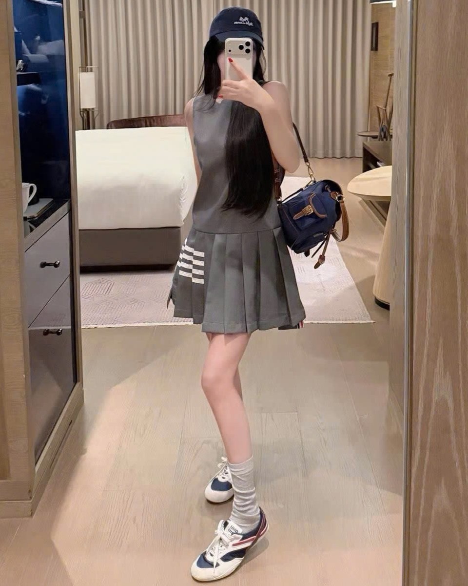 Áo đầm xám sát nách dáng xếp ly Thom Browne 8