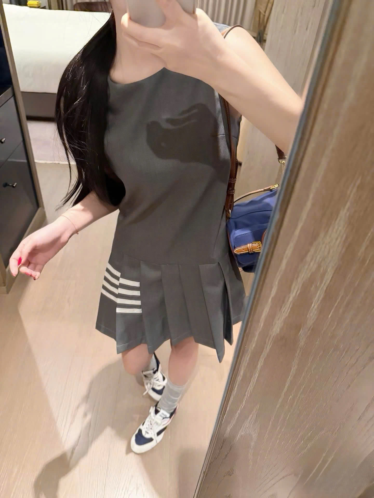 Áo đầm xám sát nách dáng xếp ly Thom Browne 7