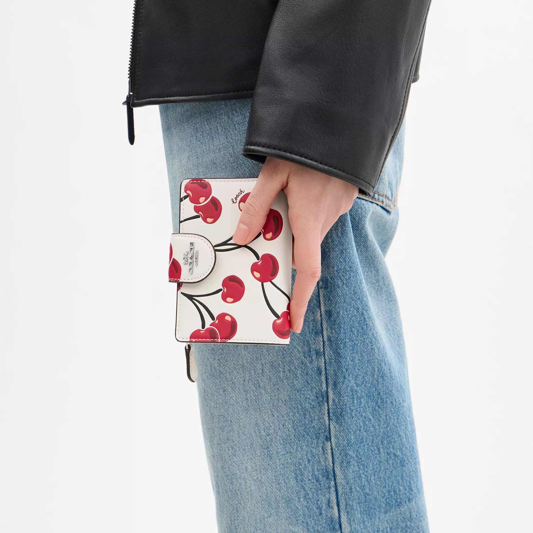 Ví Coach trắng nữ Medium Corner Zip Wallet With Cherry Print CZ762 1