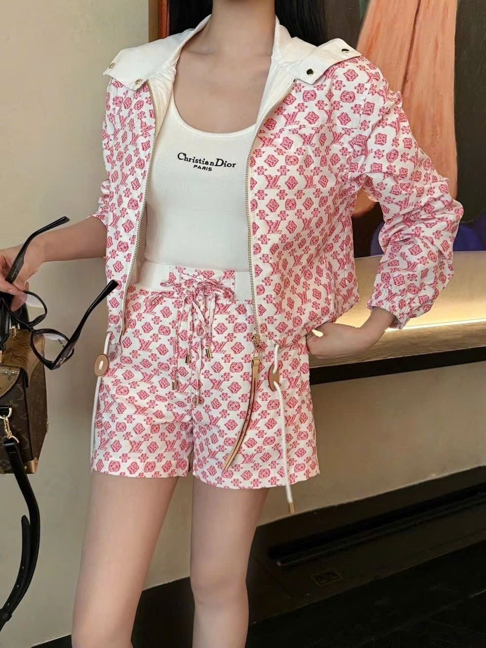 Combo áo có nón và quần short nữ màu hồng LV 1