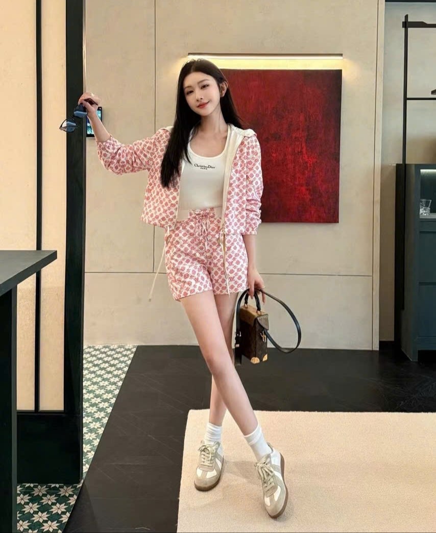 Combo áo có nón và quần short nữ màu hồng LV 3