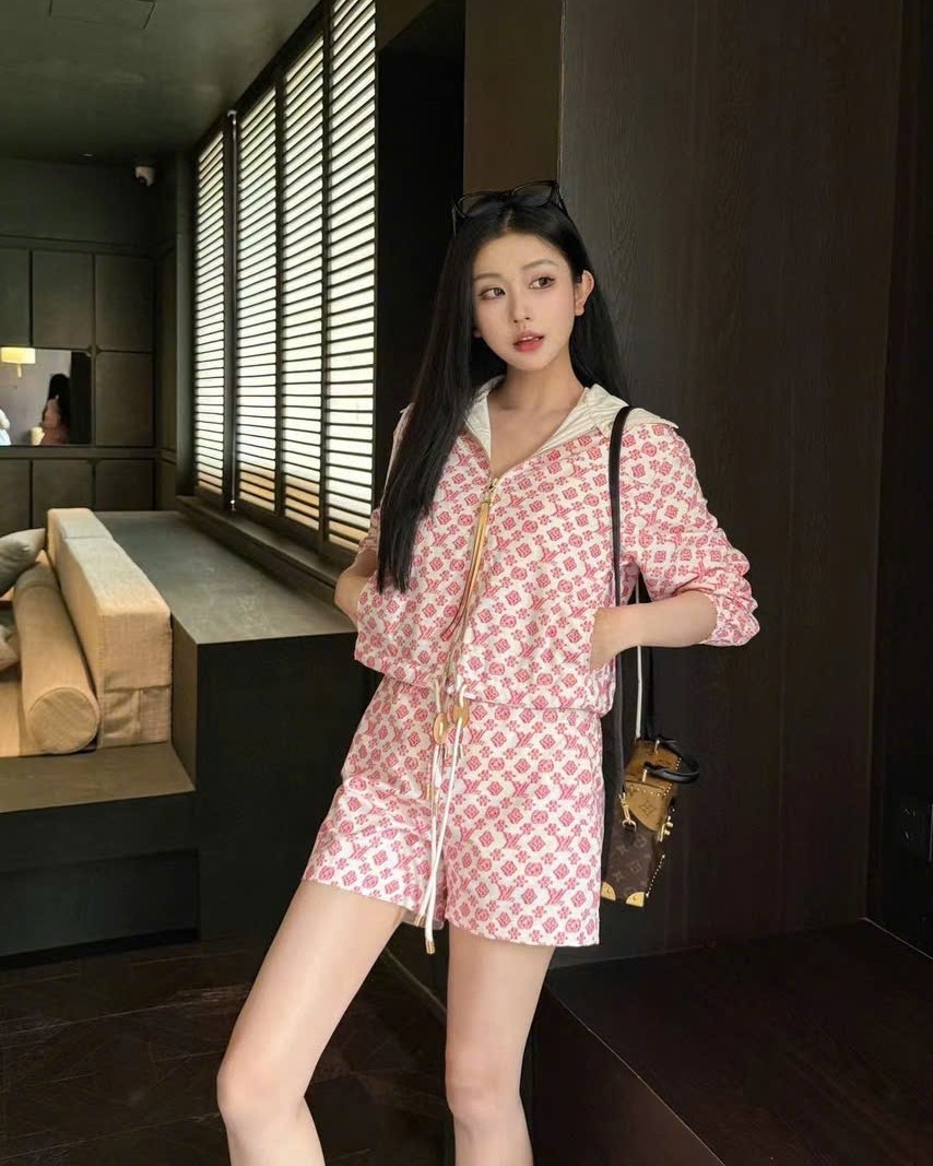 Combo áo có nón và quần short nữ màu hồng LV 4