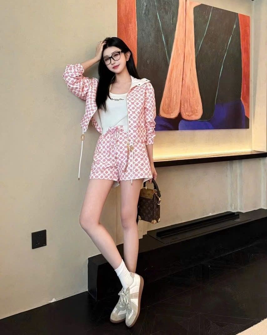 Combo áo có nón và quần short nữ màu hồng LV 5