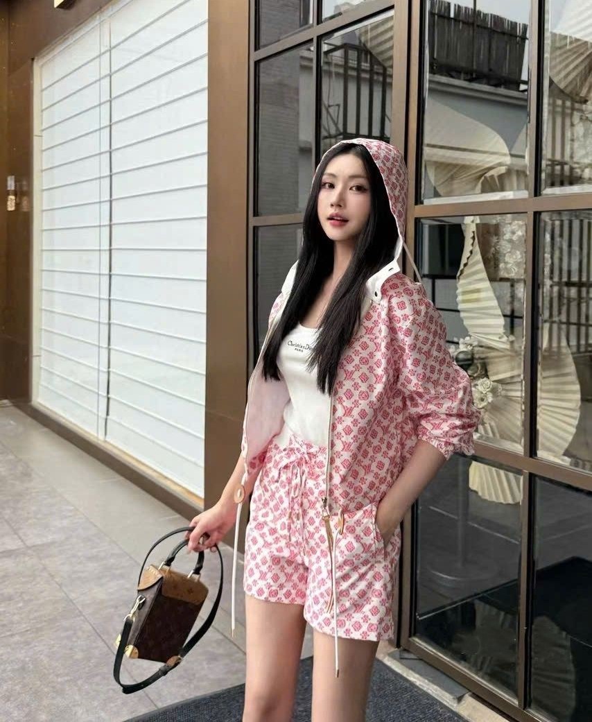 Combo áo có nón và quần short nữ màu hồng LV 7