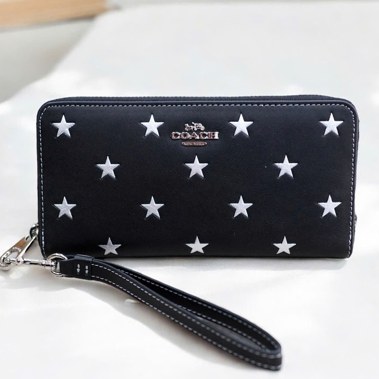 Ví dài Coach nữ Long Zip Around Wallet With Star Print Black Multi CW479 1