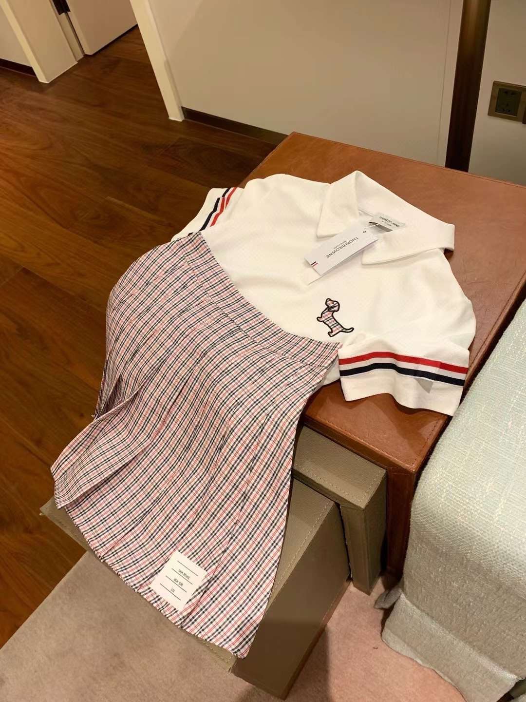 SET ÁO THUN NỮ POLO VÀ VÁY NGẮN THOM BROWNE 4