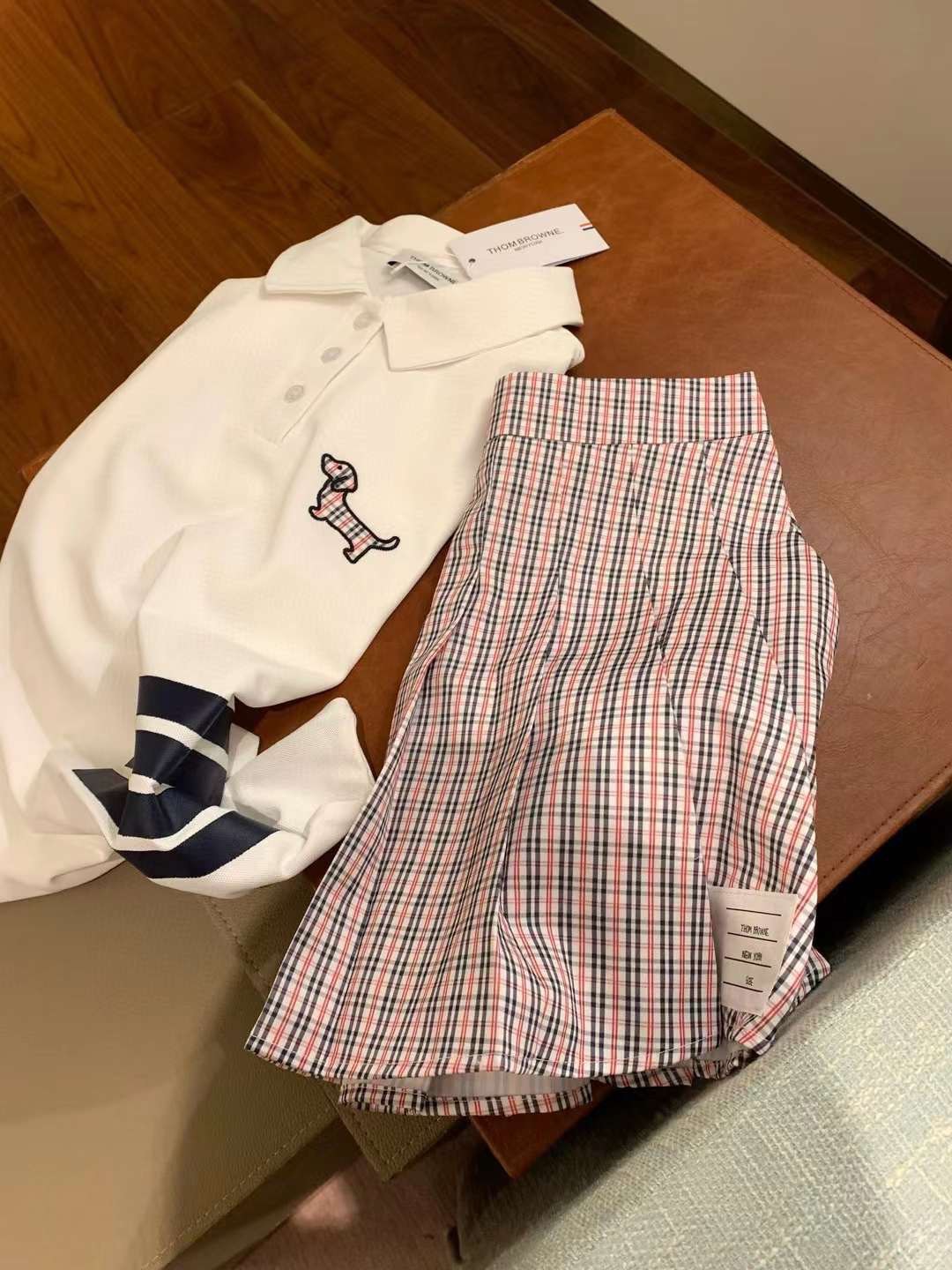 SET ÁO THUN NỮ POLO VÀ VÁY NGẮN THOM BROWNE 2