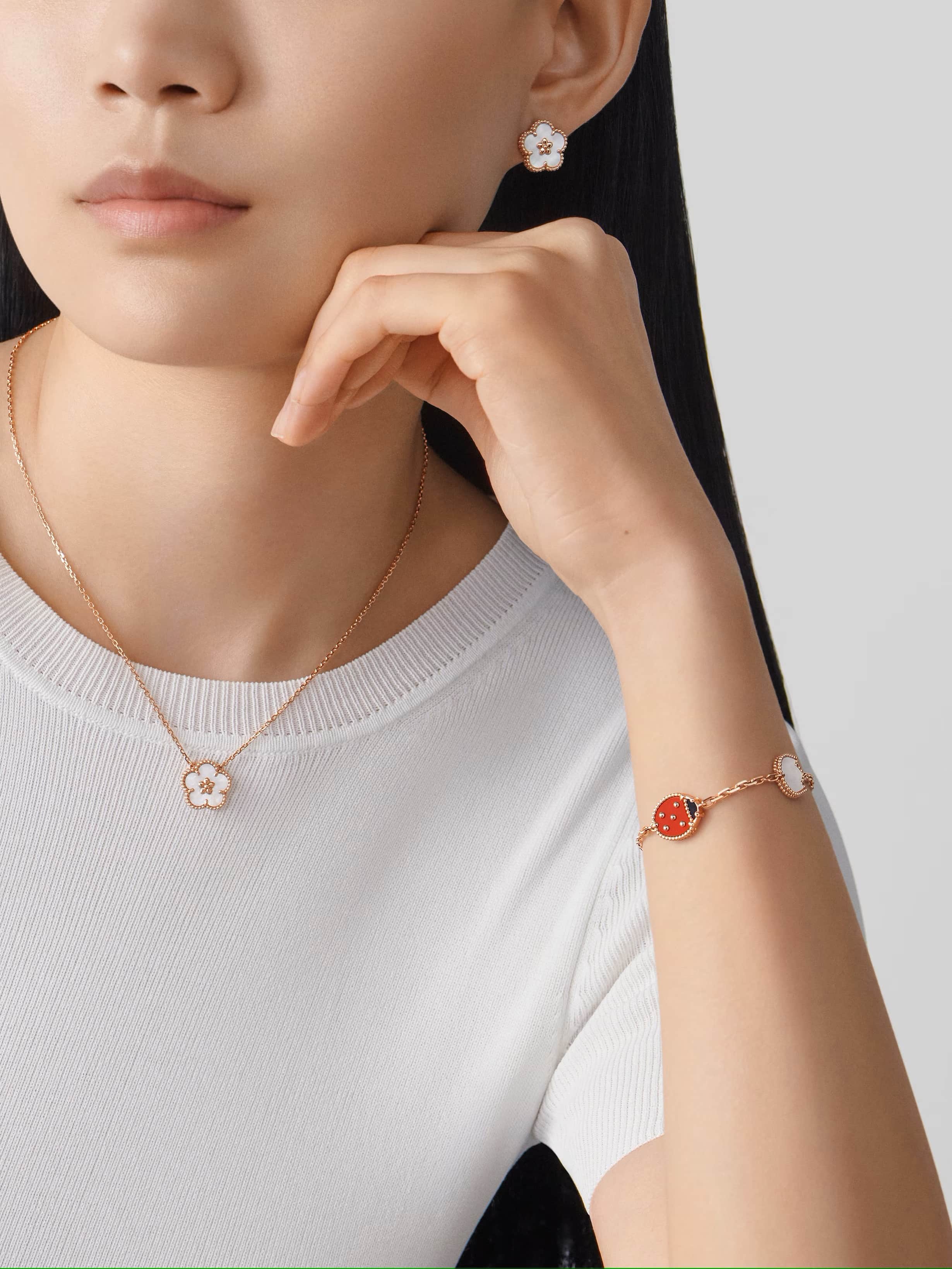 Vòng tay bọ rùa hoa lá Van Cleef & Arpels Lucky Spring Bracelet 5 Motifs White Mother Of Pearl Carnelian VCARP7RR00 2