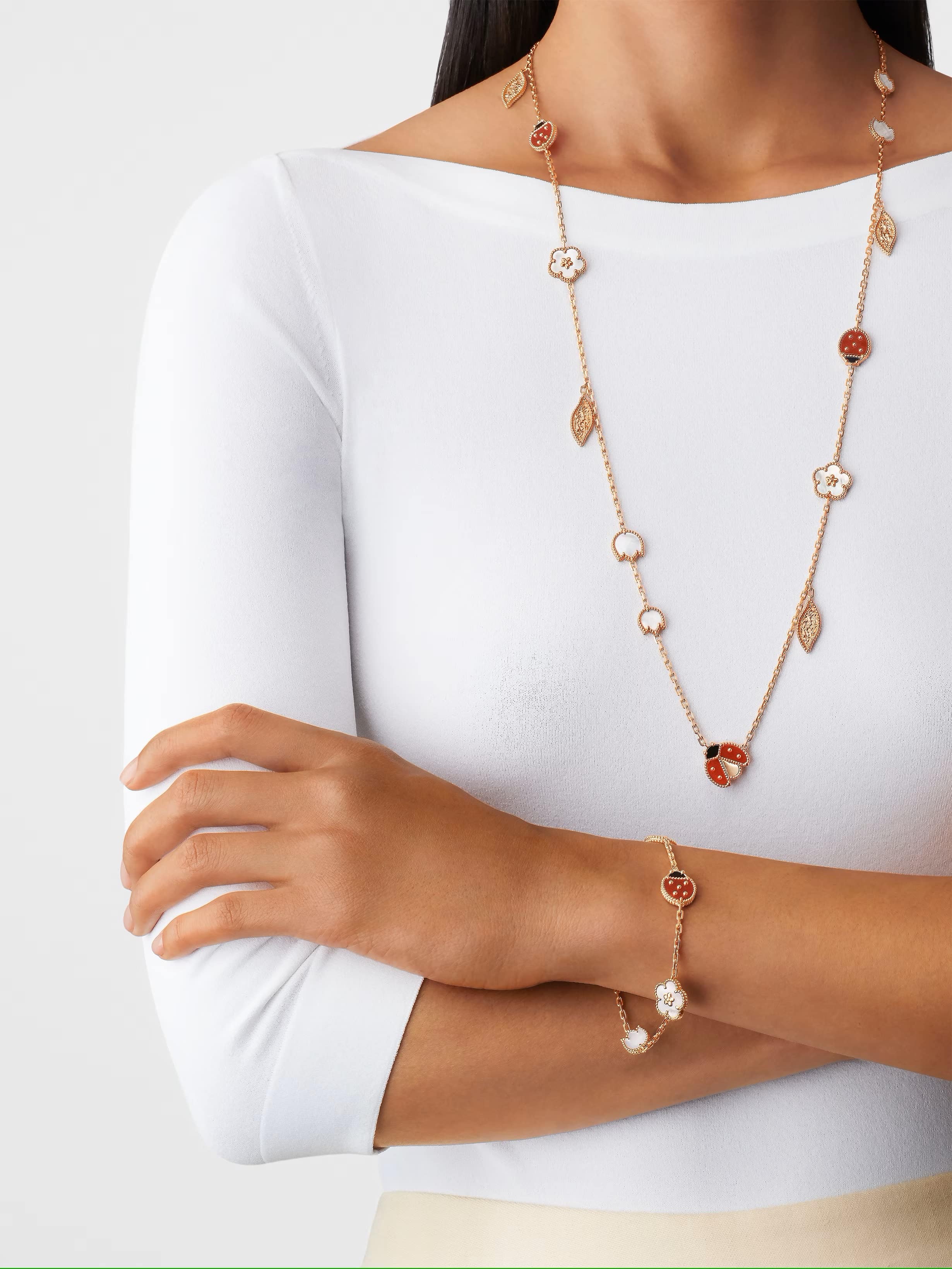 Vòng tay bọ rùa hoa lá Van Cleef & Arpels Lucky Spring Bracelet 5 Motifs White Mother Of Pearl Carnelian VCARP7RR00 1