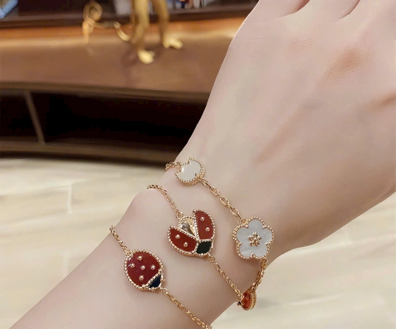 Vòng tay bọ rùa hoa lá Van Cleef & Arpels Lucky Spring Bracelet 5 Motifs White Mother Of Pearl Carnelian VCARP7RR00 6