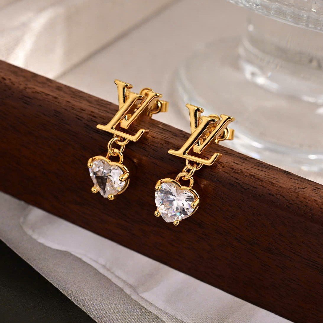 Hoa tai LV Iconic Heart Earrings LV Initials and Heart Charms 1