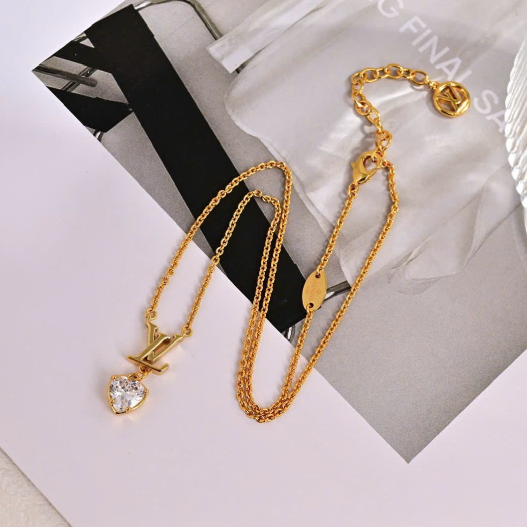 Dây chuyền nữ LV Iconic Heart Necklace LV Initials and Heart Pendant 4